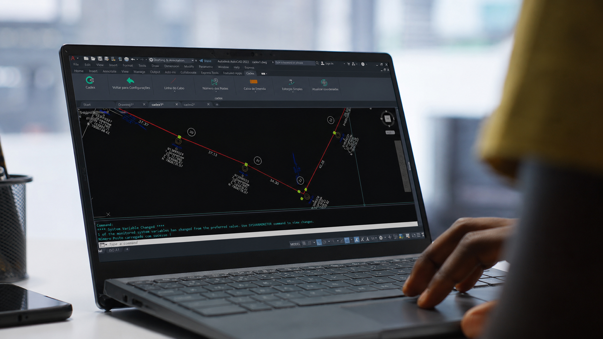 Interface do Plugin Cadex no AutoCAD com mapa georreferenciado de compartilhamento de postes