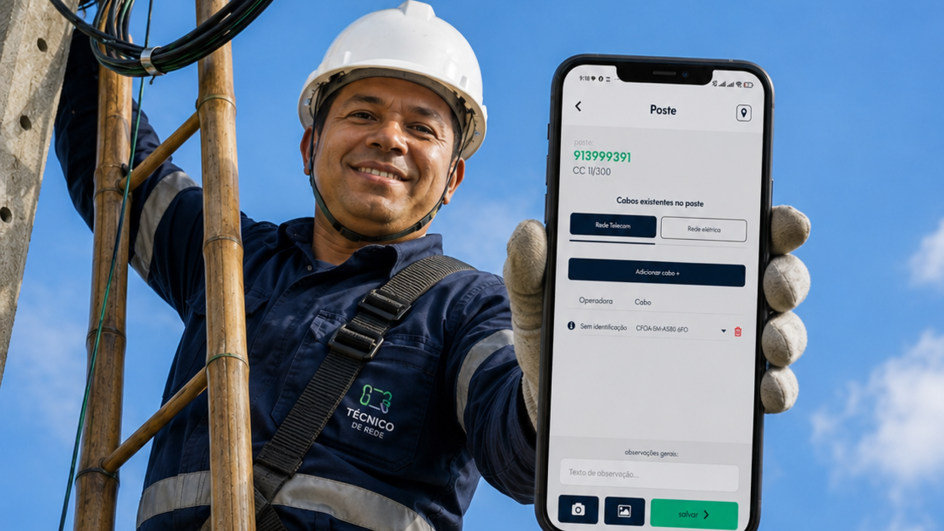 Aplicativo Cadex em uso por técnico de campo mostrando projeto de rede e marca d'água com localização do poste